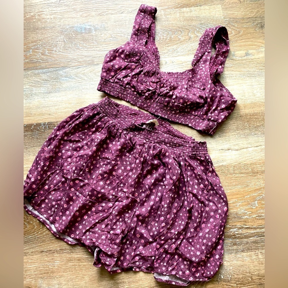 Women's Floral Smocked Waist Shorts — Burgundy